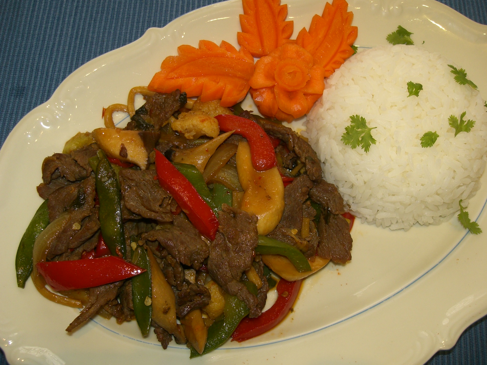 Rindfleisch mit Gemüse an Chili mit Thai-Basilikum